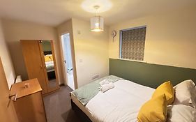 The Vogue Stay, 3 Bedrooms, 2 Bathrooms, Ideal For Jr & Oxford Hospitals, Free Carpark, Conveniently Located For Ring Road Access, 2 Miles From Oxford City Centre Easy Car & Bus Route