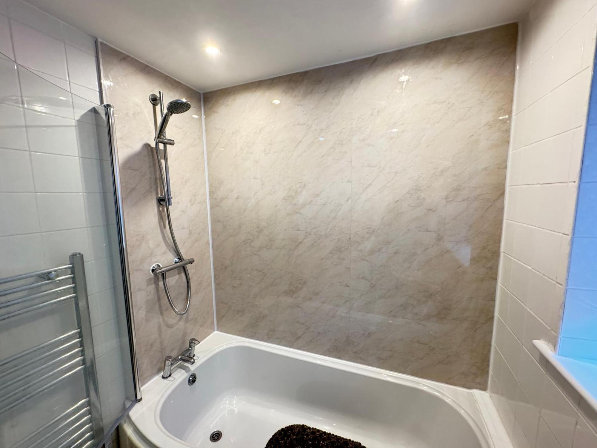 The Vogue Stay, 3 Bedrooms, 2 Bathrooms, Ideal For Jr & Oxford Hospitals, Free Carpark, Conveniently Located For Ring Road Access, 2 Miles From Oxford City Centre Easy Car & Bus Route Exterior photo
